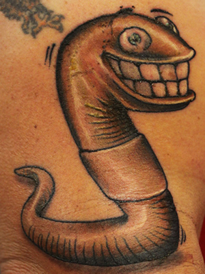 tatouage-tattoo de ver de terre ou lombric